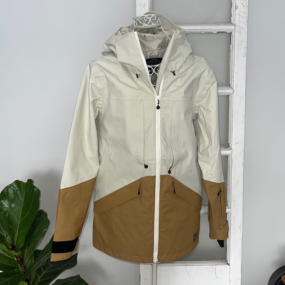 Saga Tek outdoor adventure coat NWOT